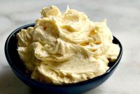 Fluffy Vanilla Buttercream Frosting Recipe for Perfect Cakes