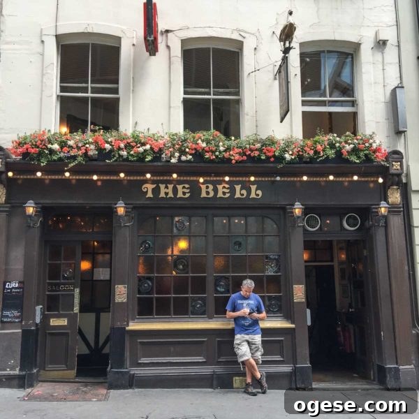 Historic Pubs of London: A Local Guide to Iconic Drinking Spots 12 London-3