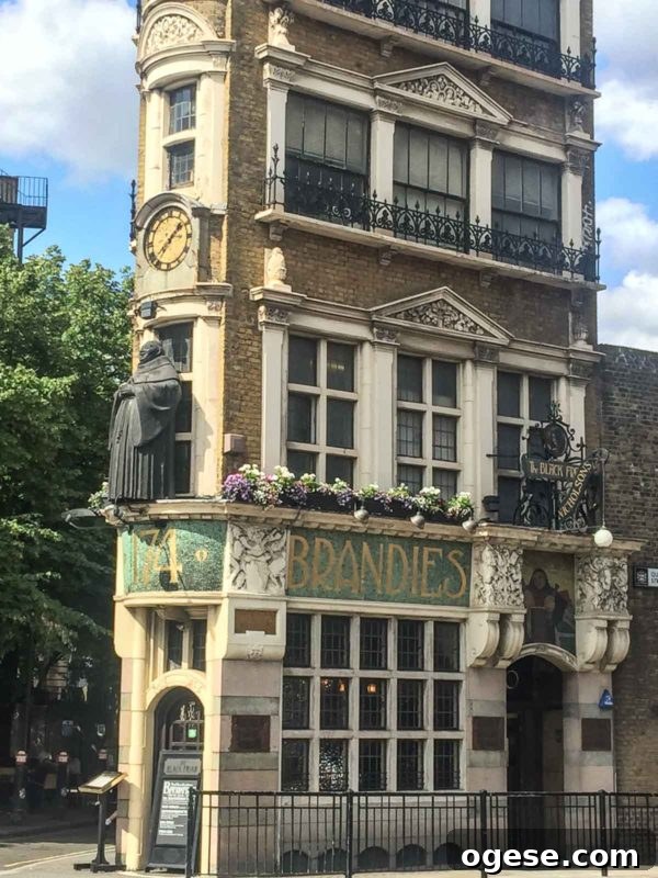 Historic Pubs of London: A Local Guide to Iconic Drinking Spots 8 London-86