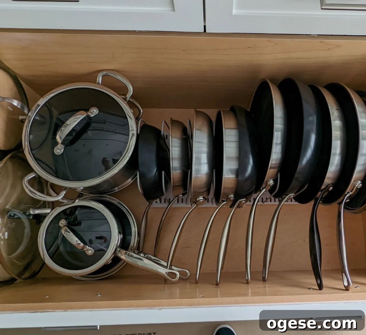 Pan rack holding pans vertically