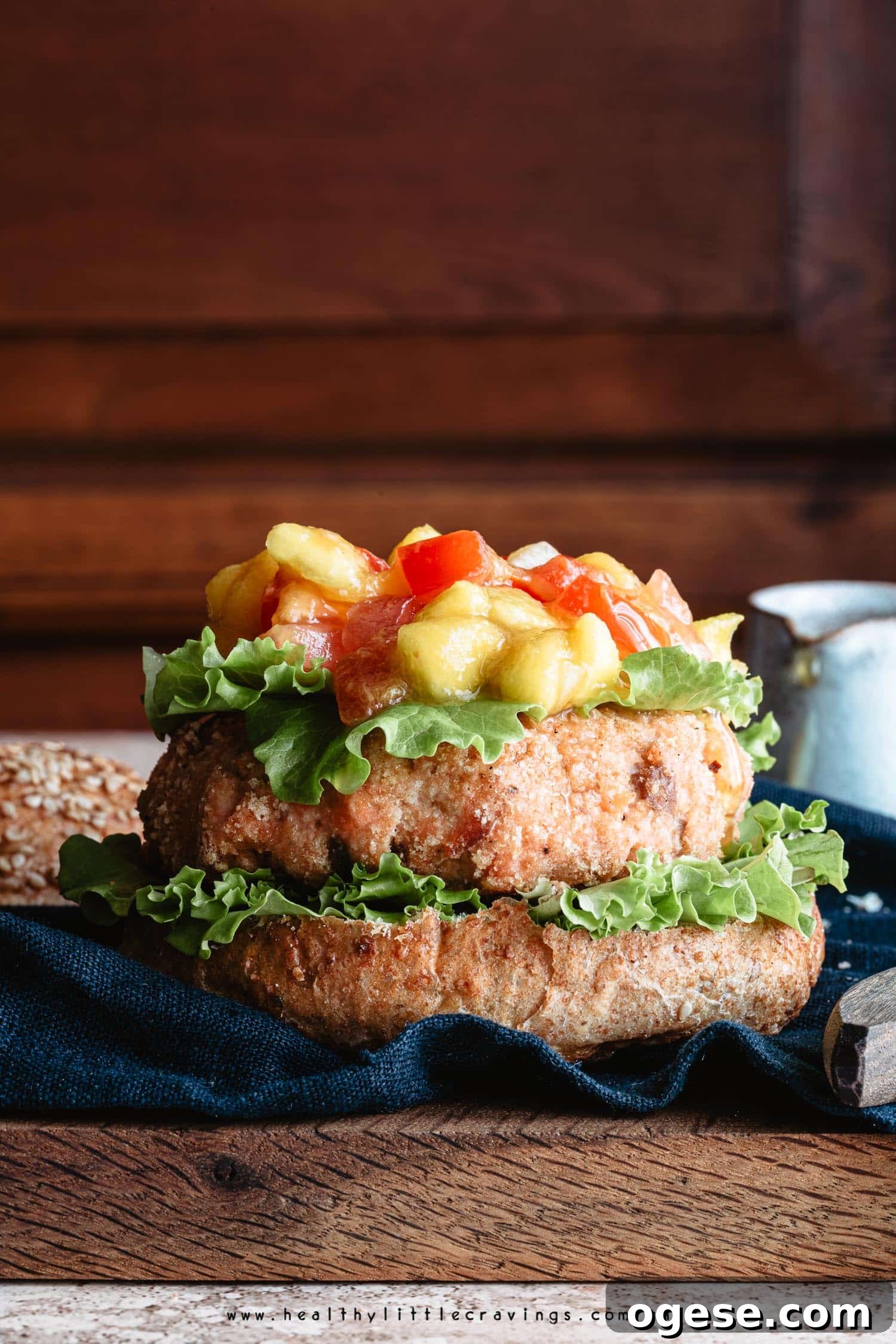 Salsa al mango su hamburger di salmone
