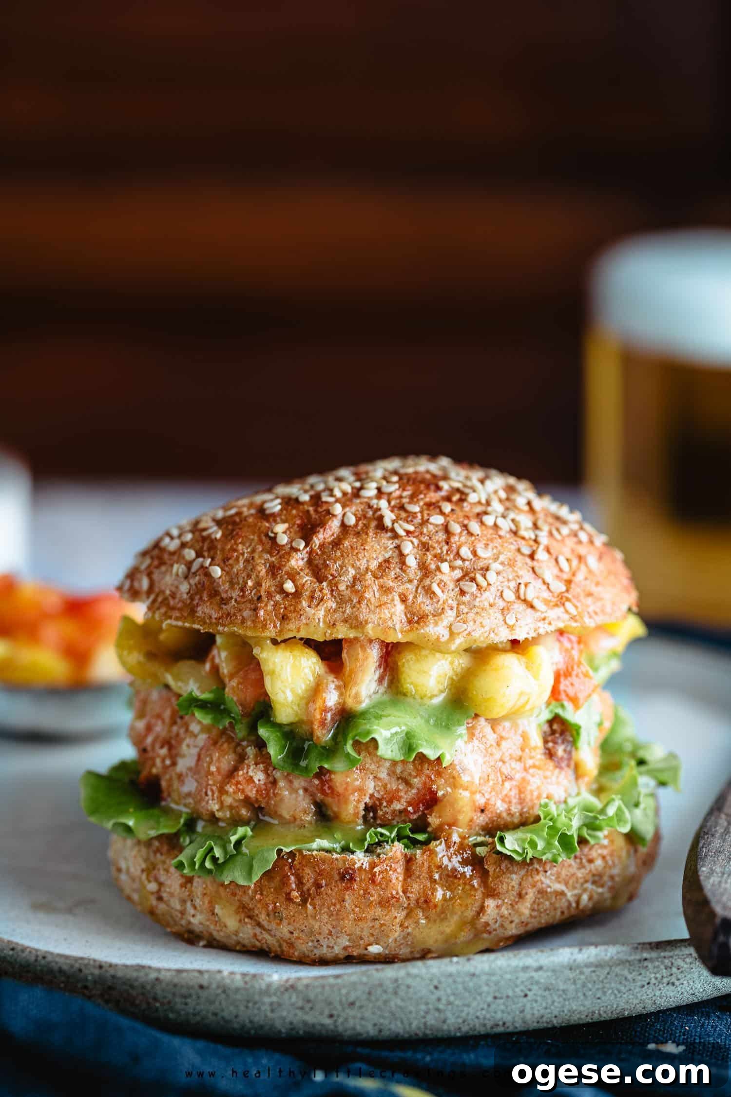 Hamburger di salmone grigliato con mango su un piatto
